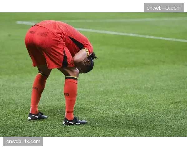 特写：终场哨响，提前降级的克莱蒙门将迪奥掩面而泣